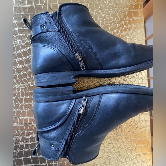 UGG Black Leather Demi Buckle Ankle Boot SZ 10 - Picture 6 of 15